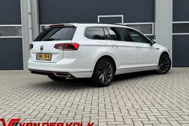 Volkswagen Passat (2021) thumbnail 2
