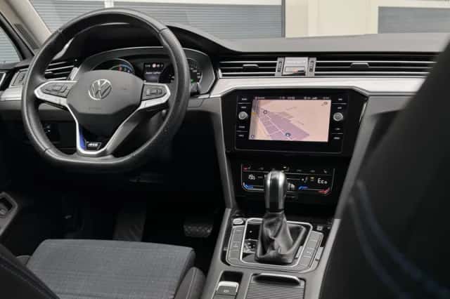 Volkswagen Passat (2021) thumbnail 3