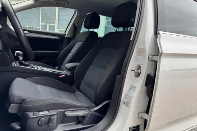 Volkswagen Passat (2021) thumbnail 5