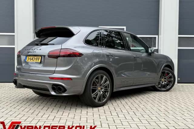 Porsche Cayenne (2016) thumbnail 2