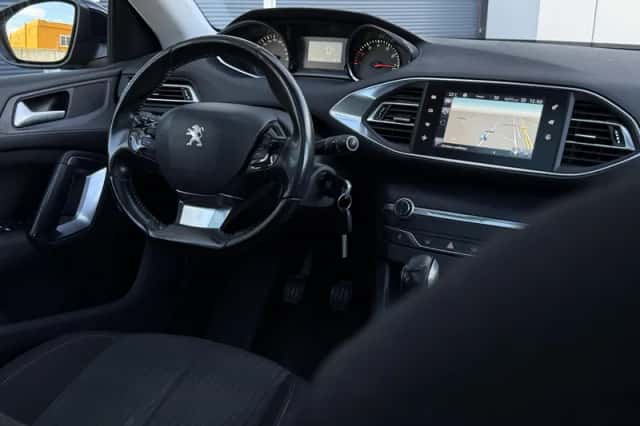 Peugeot 308 (2015) thumbnail 3