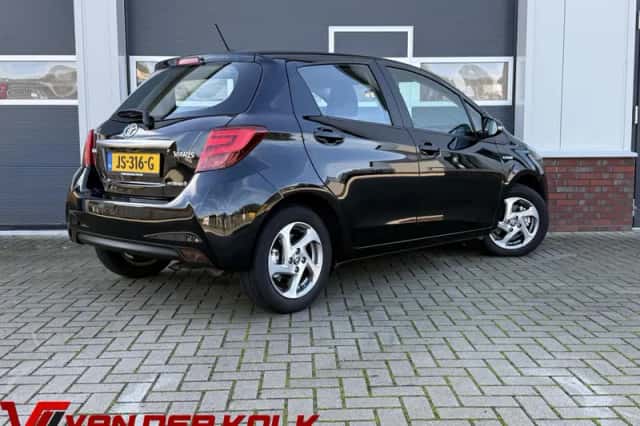 Toyota Yaris (2016) thumbnail 2