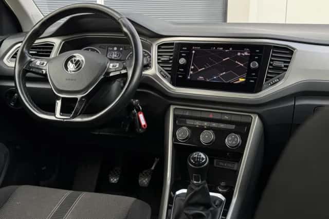 Volkswagen T-Roc (2021) thumbnail 3