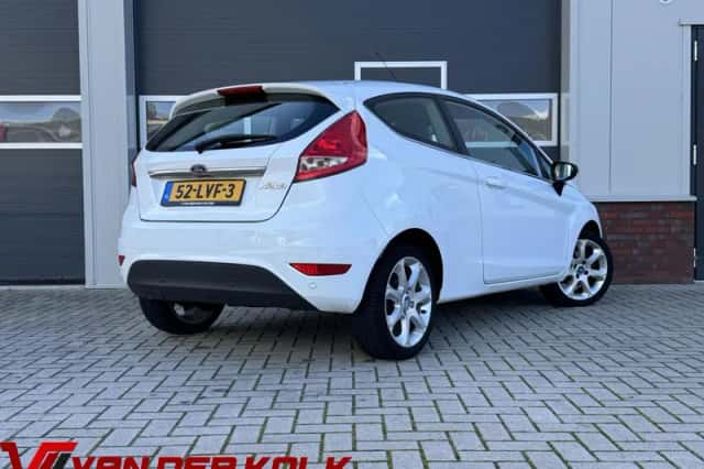 Ford Fiesta (2010) thumbnail 2