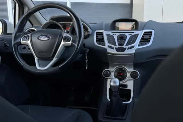 Ford Fiesta (2010) thumbnail 3