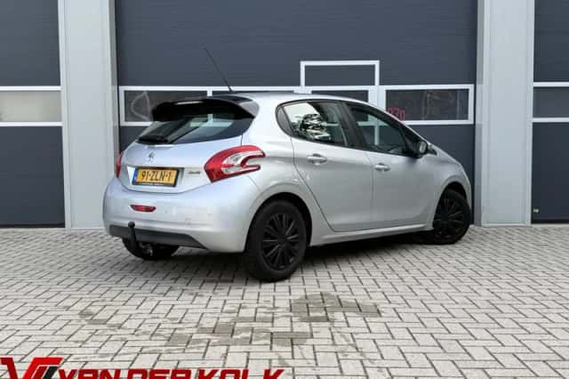 Peugeot 208 (2013) thumbnail 2