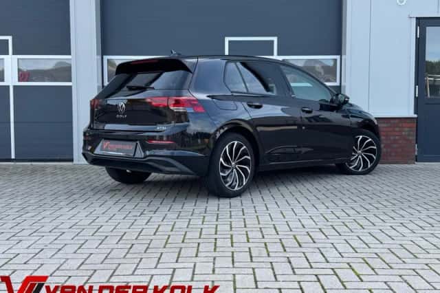 Volkswagen Golf (2021) thumbnail 2