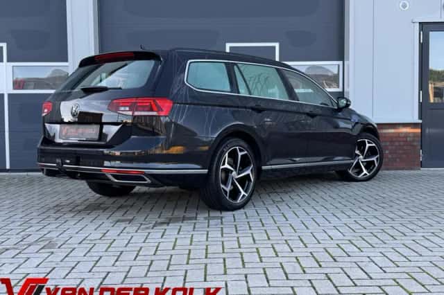 Volkswagen Passat (2021) thumbnail 2
