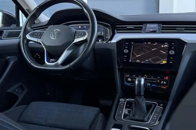 Volkswagen Passat (2021) thumbnail 3