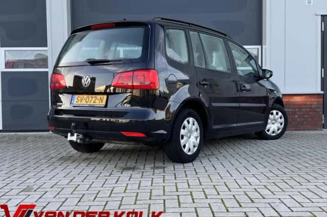 Volkswagen Touran (2011) thumbnail 2