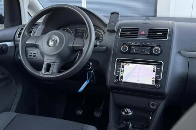 Volkswagen Touran (2011) thumbnail 3