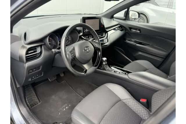 Toyota C-HR (2023) thumbnail 6