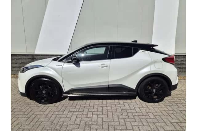 Toyota C-HR (2018) thumbnail 3