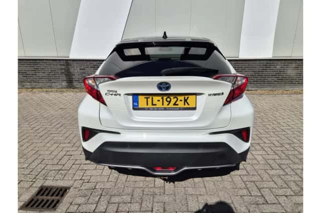 Toyota C-HR (2018) thumbnail 4