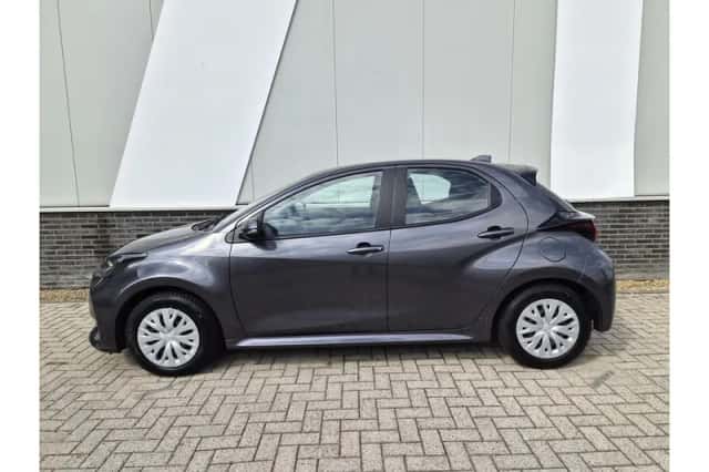Toyota Yaris (2023) thumbnail 3