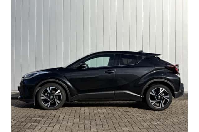 Toyota C-HR (2023) thumbnail 2