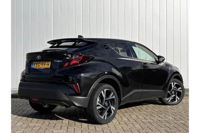 Toyota C-HR (2023) thumbnail 3
