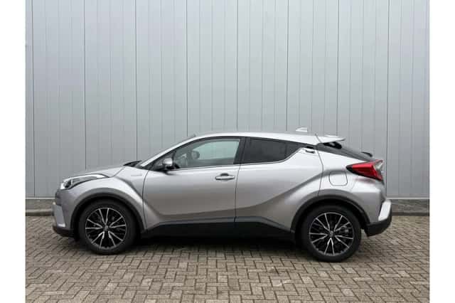 Toyota C-HR (2017) thumbnail 2