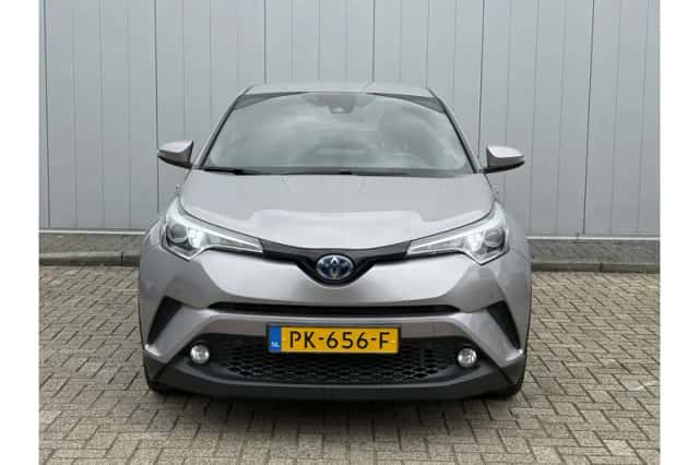Toyota C-HR (2017) thumbnail 3