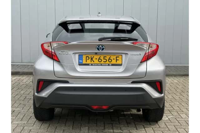 Toyota C-HR (2017) thumbnail 4