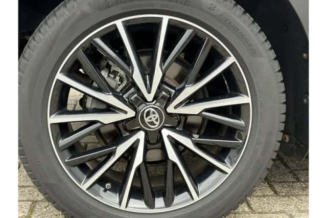 Toyota C-HR (2017) thumbnail 6