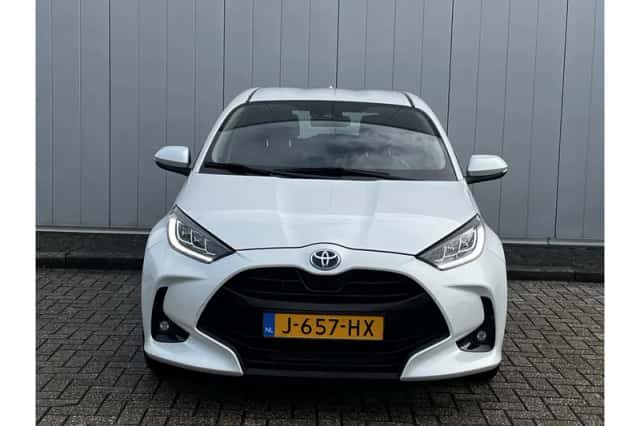 Toyota Yaris (2020) thumbnail 3