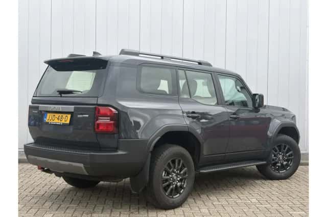 Toyota Land Cruiser (2024) thumbnail 3