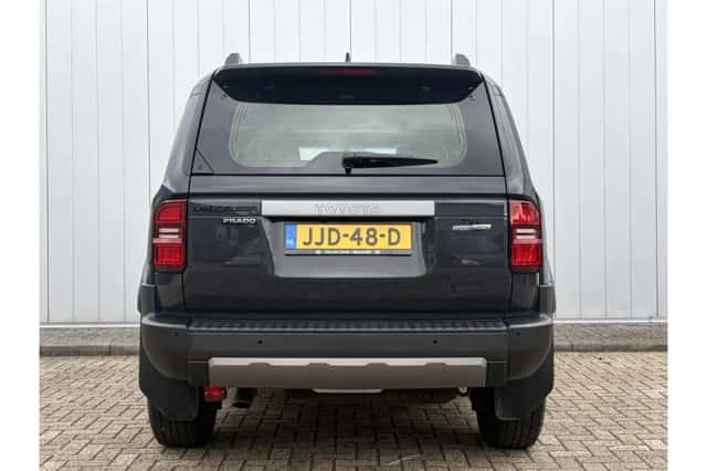 Toyota Land Cruiser (2024) thumbnail 5