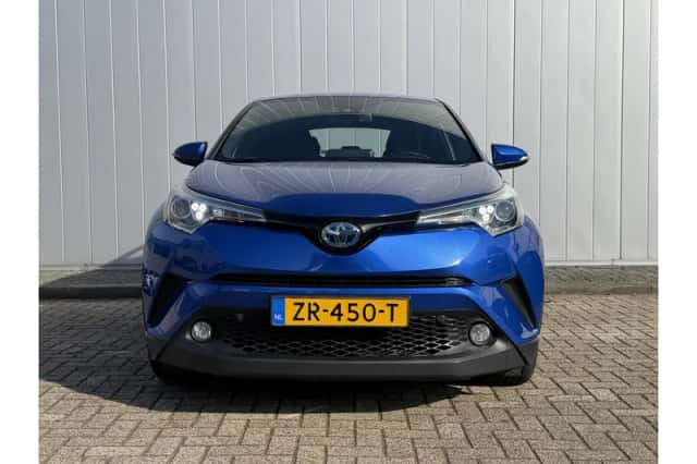 Toyota C-HR (2019) thumbnail 3