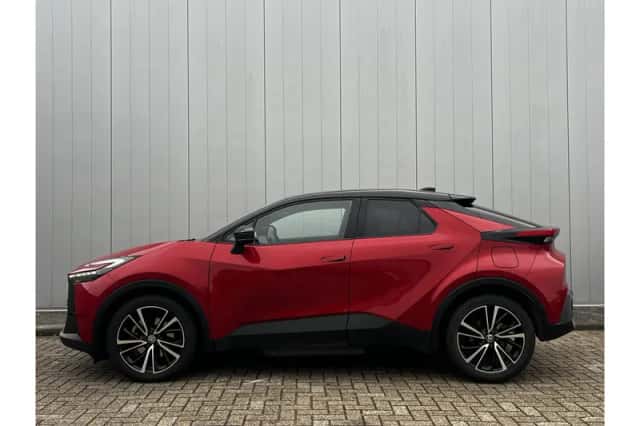 Toyota C-HR (2025) thumbnail 2