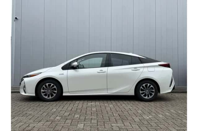 Toyota Prius (2019) thumbnail 2