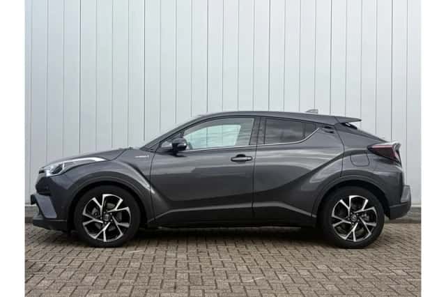 Toyota C-HR (2019) thumbnail 2