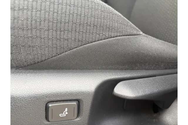 Toyota C-HR (2019) thumbnail 6