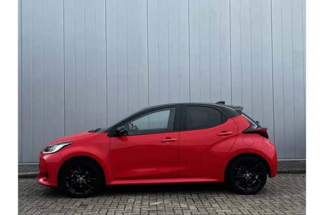 Toyota Yaris (2022) thumbnail 2