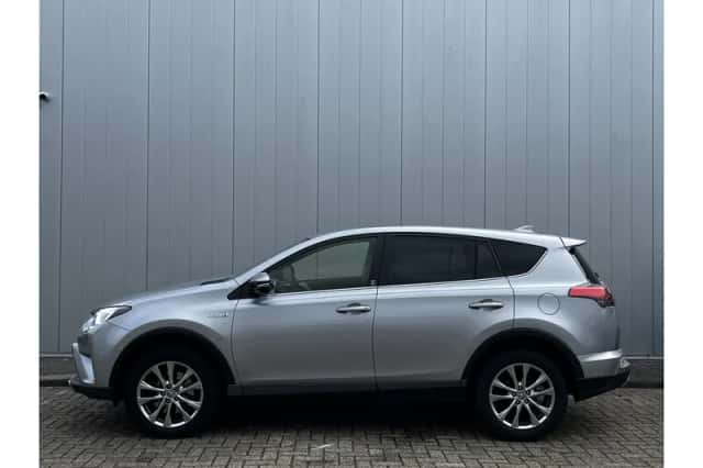 Toyota RAV4 (2018) thumbnail 3