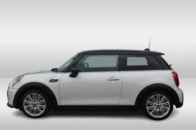 MINI Cooper (2023) thumbnail 3