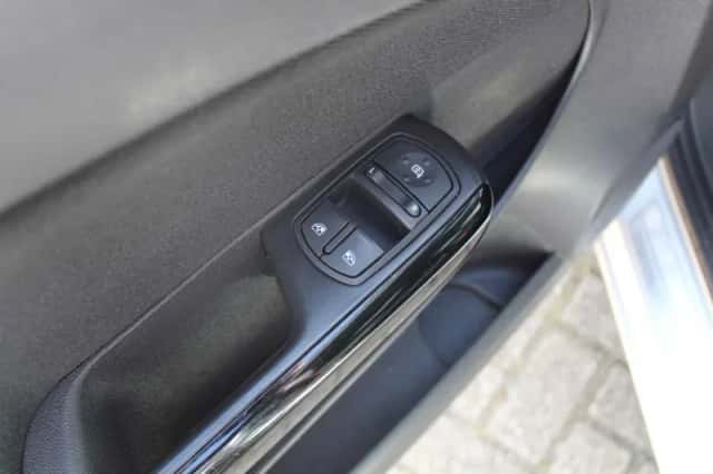 Opel Corsa (2010) thumbnail 6