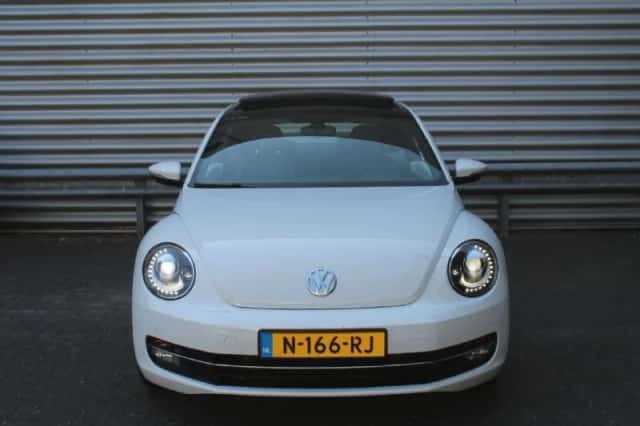 Volkswagen Beetle (2013) thumbnail 2