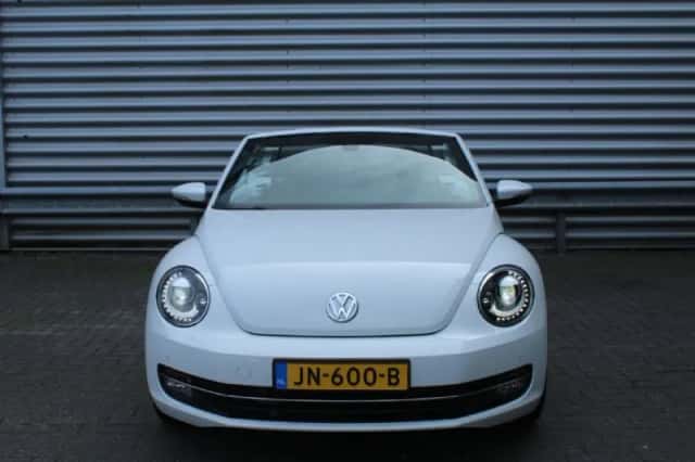 Volkswagen Beetle (2016) thumbnail 2