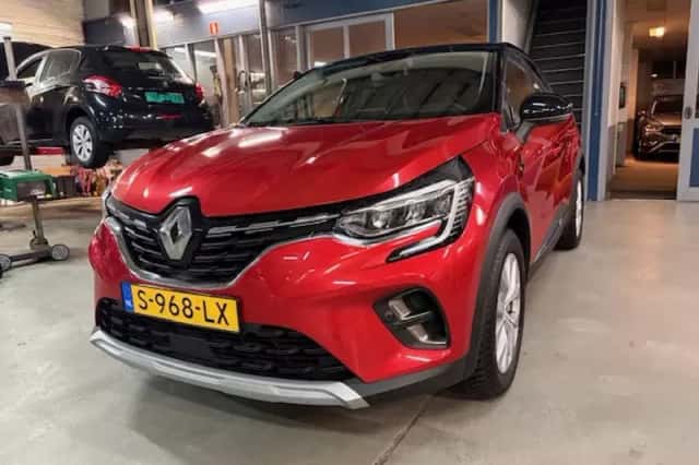 Renault Captur (2023) thumbnail 2