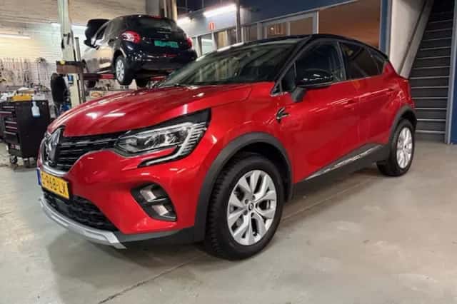 Renault Captur (2023) thumbnail 3
