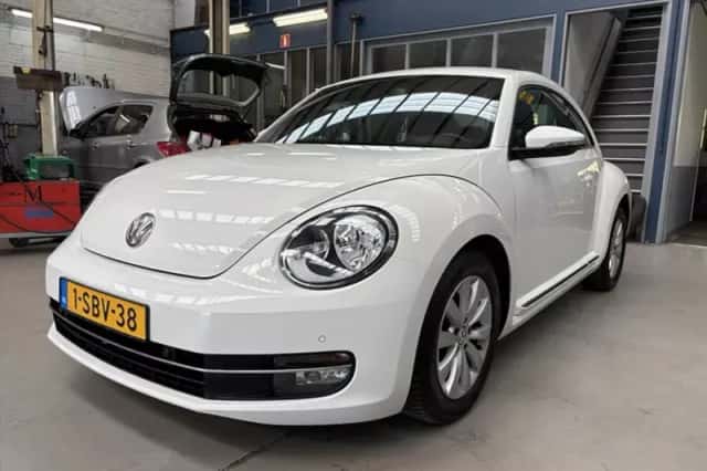Volkswagen Beetle (2013) thumbnail 2
