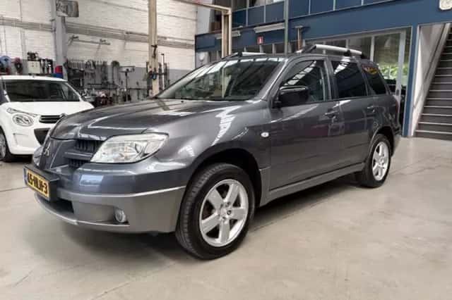 Mitsubishi Outlander (2009) thumbnail 2