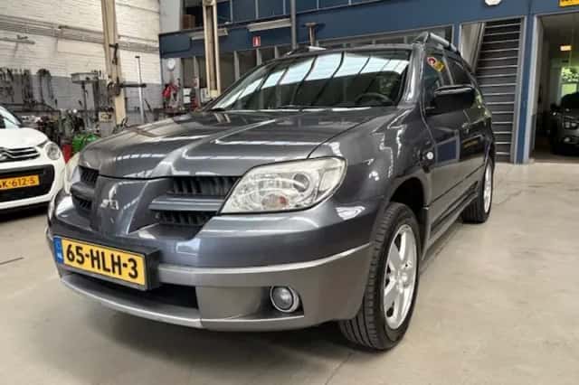 Mitsubishi Outlander (2009) thumbnail 3
