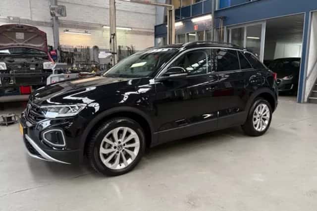 Volkswagen T-Roc (2024) thumbnail 1