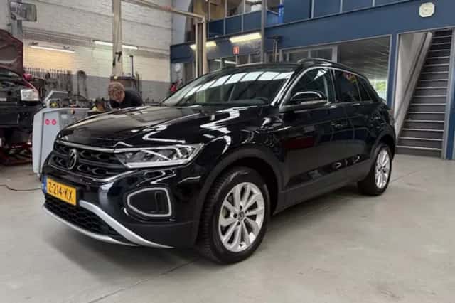 Volkswagen T-Roc (2024) thumbnail 2