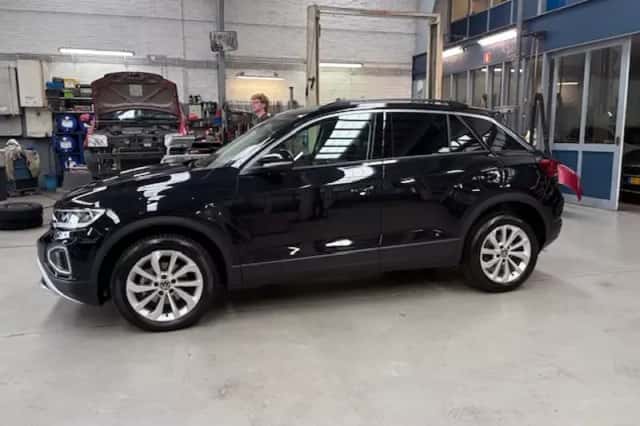 Volkswagen T-Roc (2024) thumbnail 3