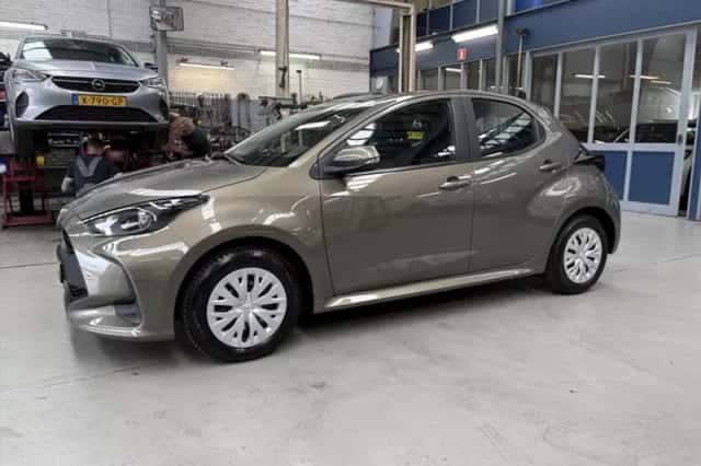 Toyota Yaris (2024) thumbnail 2