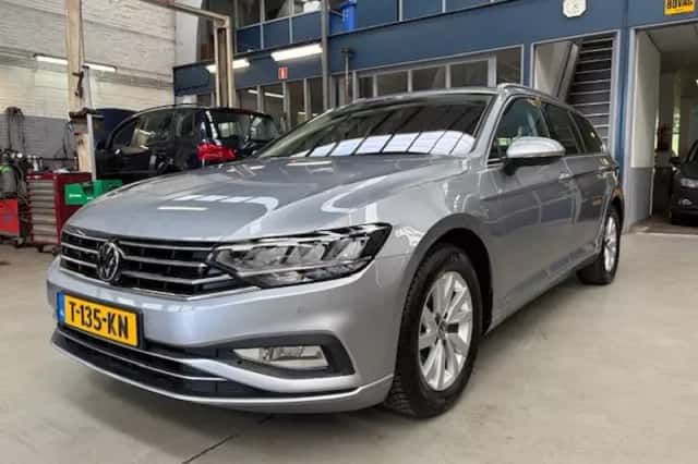 Volkswagen Passat (2023) thumbnail 2