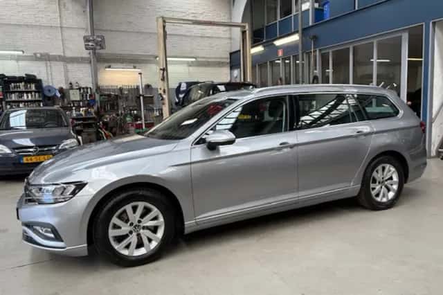 Volkswagen Passat (2023) thumbnail 3